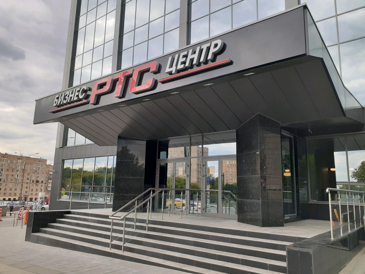 Офисы в аренду и на продажу рядом с метро Курская в бизнес-центре РТС Земляной Вал